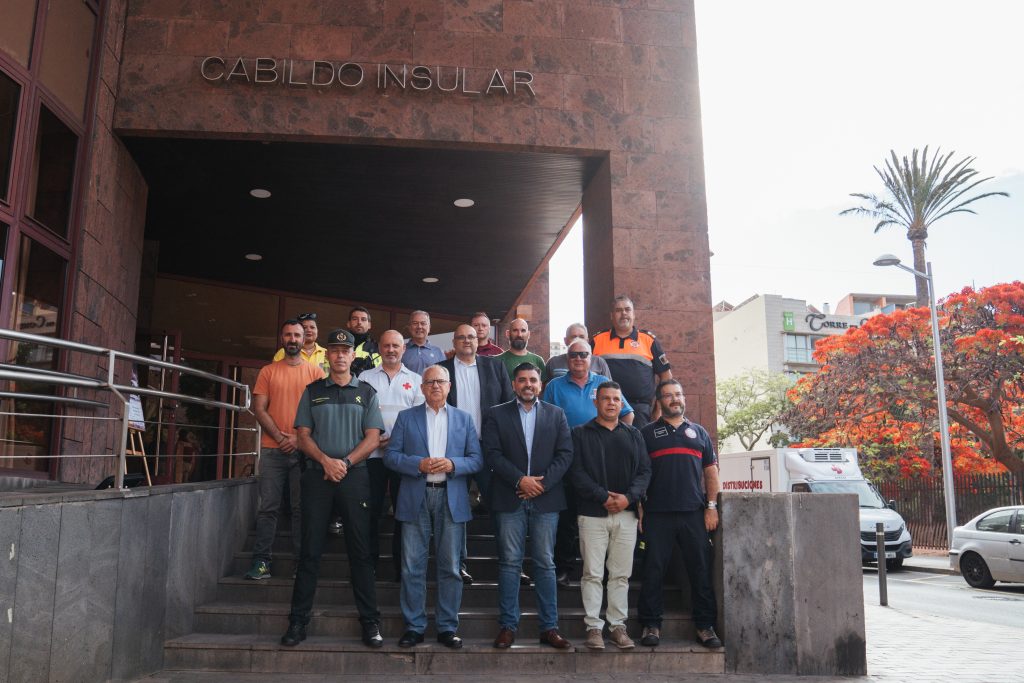 270624 El presidente del Cabildo de La Gomera y el consejero insular de Medio Ambiente, junto a representantes de los medios participantes en la campaña