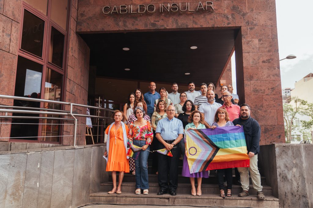 280624 Foto de familia tras la lectura del manifiesto por el Día Internacional del Orgullo en el Cabildo de La Gomera