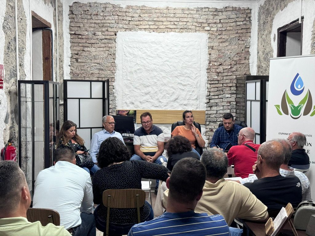 290624 Foto de la una de las reuniones mantenidas con las comunidades de regantes de la isla