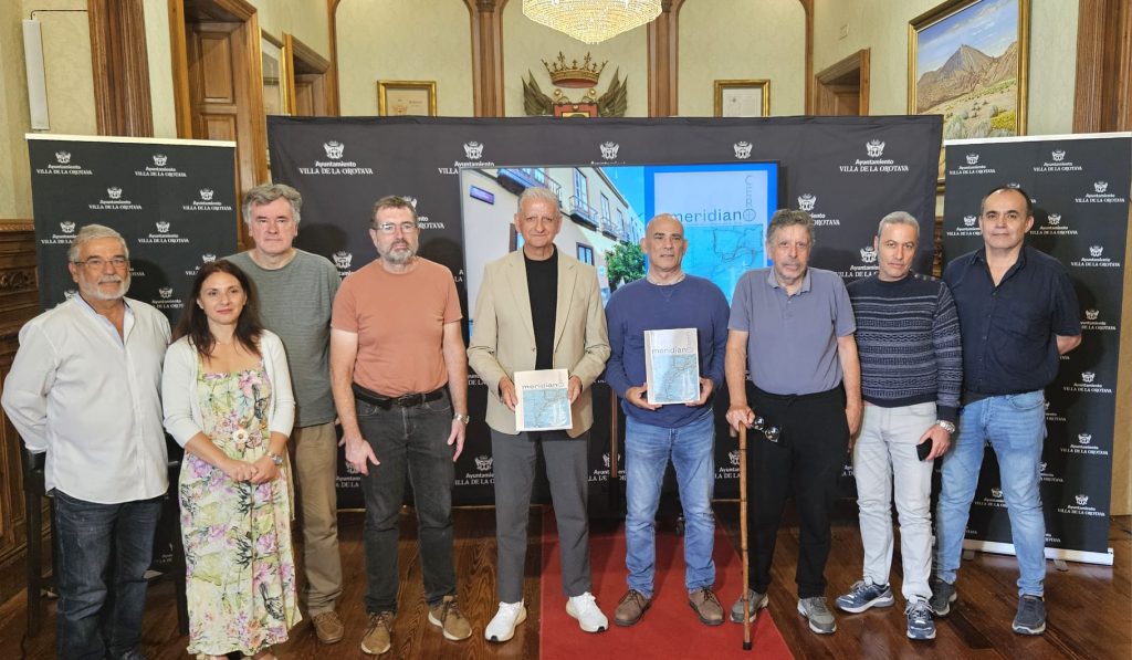 Alcalde con equipo de Fundoro durante la presentación de la revista y recreación de antiguos molinos