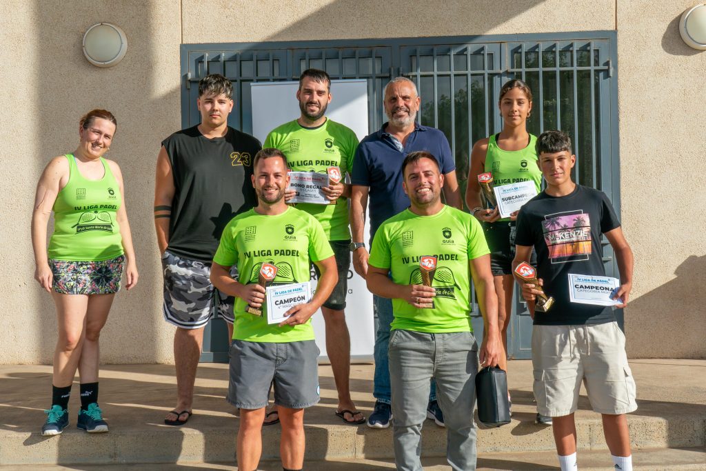 Alfredo Gonçalves junto a los ganadores de la IV Liga de Pádel