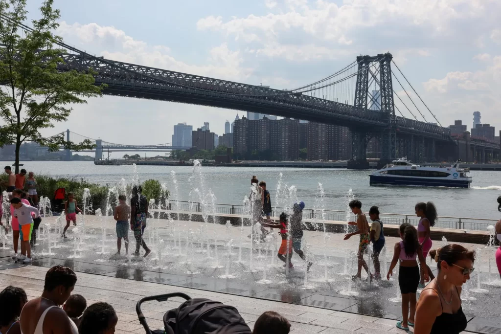 Altas temperaturas, inundaciones y otro posible sistema tropical amenazan a EE.UU.