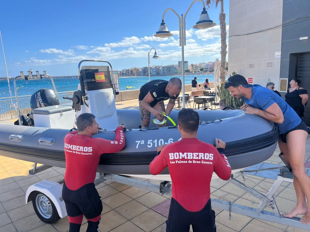 Bomberos de la capital colaboran con el dispositivo de búsqueda de la persona desaparecida en la costa de Arinaga (2)