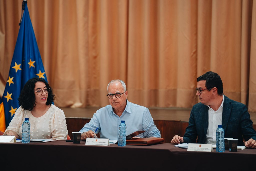 Casimiro Curbelo, junto a Pablo Rodríguez y Cristina Ventura en una foto de archivo