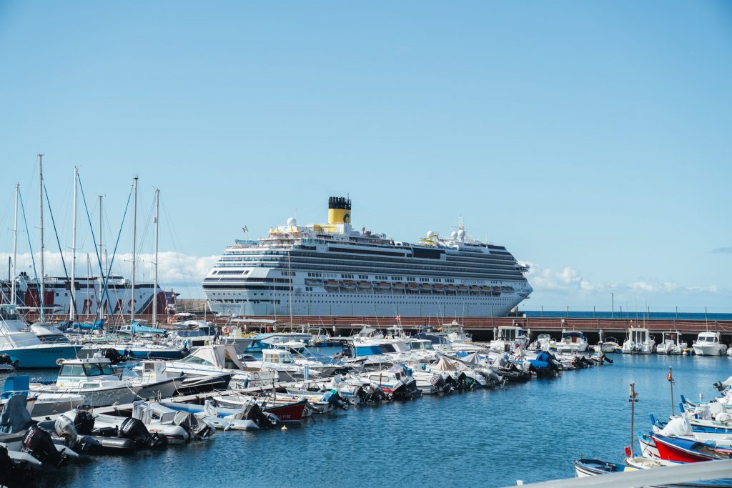 Crucero atracado en el Puerto de San Sebastián de La Gomera