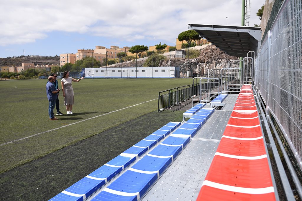 El Ayuntamiento instala unas nuevas gradas en el campo de fútbol de La Mayordomía II