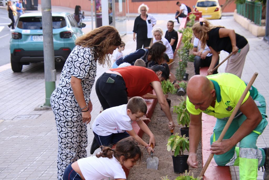 El Ayuntamiento promueve jardineras escolares en la Vega de San José para sensibilizar sobre el cuidado de las zonas verdes2