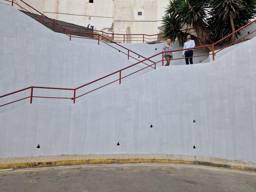 El Ayuntamiento refuerza más de 60 metros del muro de la calle Tártago del barrio de San Juan 3