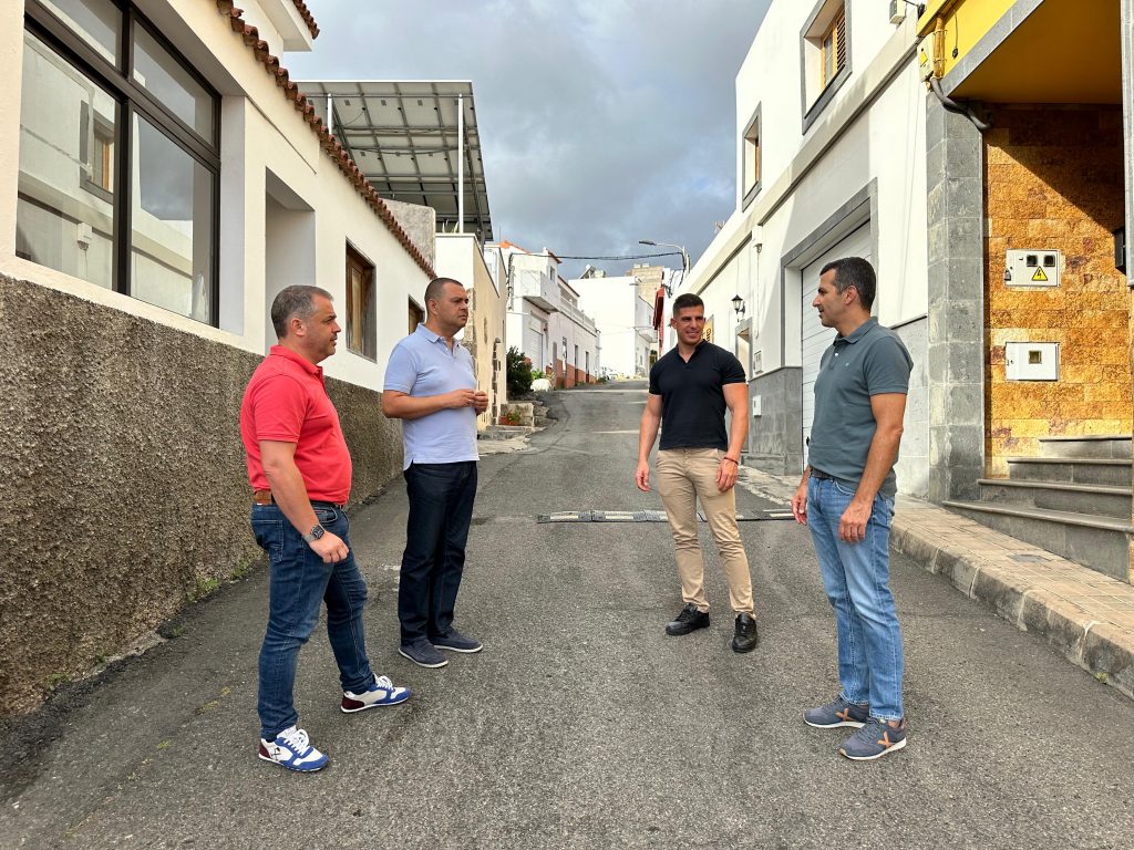 El alcalde, Pedro Rodríguez, acompañado de los concejales César Medina y Tanausú Santos, y Carlos Cabrera, técnico del proyecto, durante la visita a Faraylaga