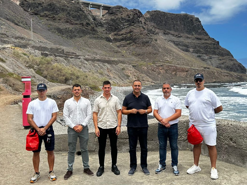 El alcalde, Pedro Rodríguez, junto a los concejales Tanausú Santos y César Medina, y los asistentes en primeros auxilios, en la playa de San Felipe