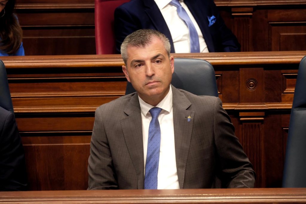 El vicepresidente del Gobierno en el pleno del Parlamento