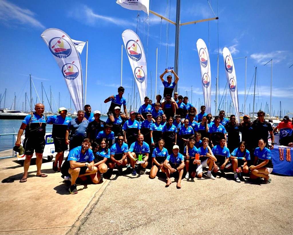 FOTO. Foto de familia del Club de Piragüsimo Marlines de Lanzarote en la pasada III Copa de España