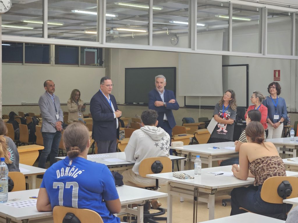 FOTO. Poli Suárez muestra su apoyo a los estudiantes de la PAU (2)