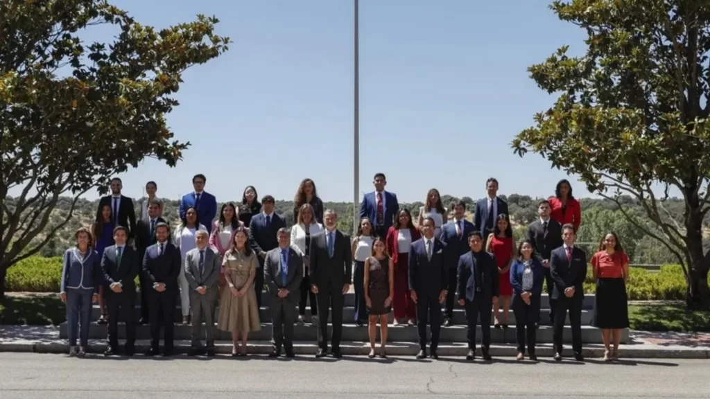 Felipe VI recibe a jóvenes líderes iberoamericanos en el marco de cooperación con América