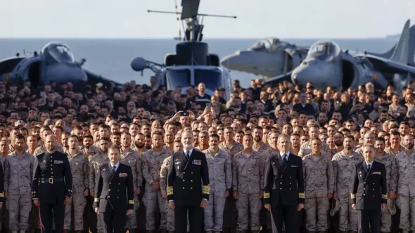 Felipe VI visita en Tallin el portaeronaves ‘Juan Carlos I’ tras su misión en el Báltico