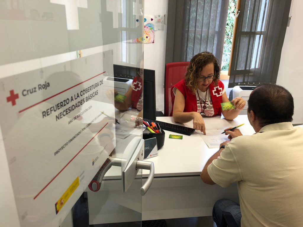 Foto Entrega Tarjetas Alimentos Cruz Roja Canarias