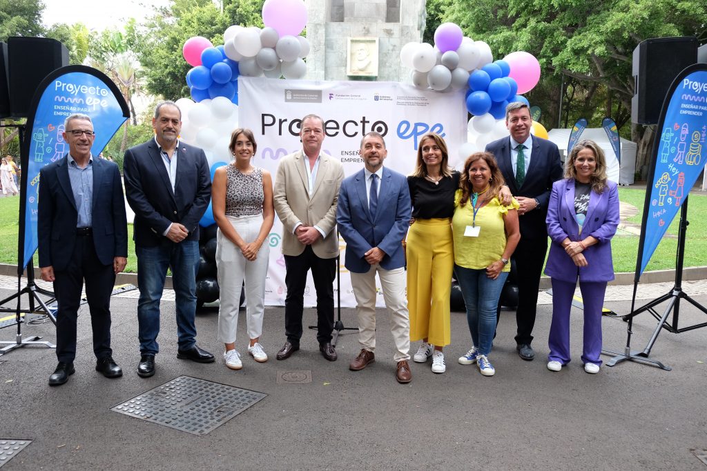 Foto Familia Christoph Kiessling junto alcalde Bermúdez y demás colaboradores