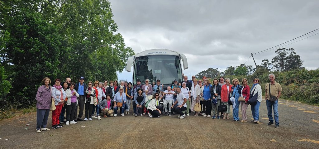 Foto de familia de los participantes en la salida organizada por la Universidad Popular a Valleseco