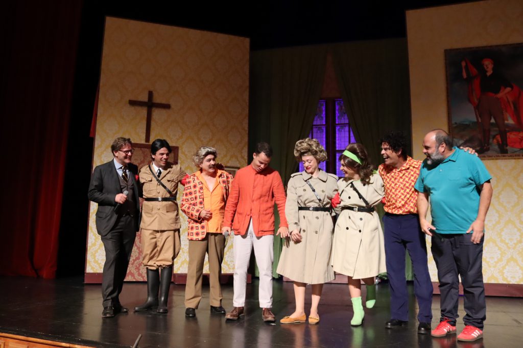 Foto de familia del elenco de la obra tomada tras el pase gráfico celebrado en el Teatro Pérez Galdós