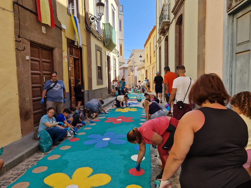 Imagen de archivo de los colectivos durante la elaboración de las alfombras del Corpus el pasado año en los aledaños de la iglesia