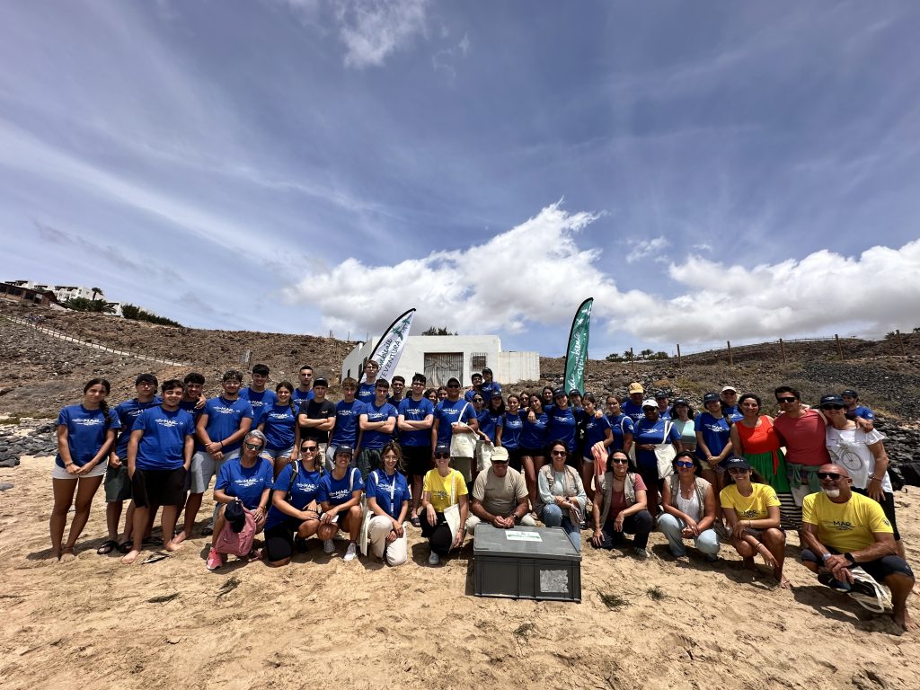 Imagen de los voluntarios en la limpieza de Fuerteventura