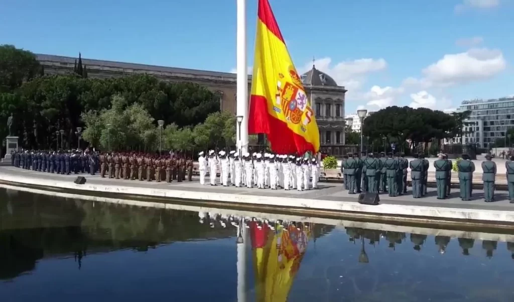 Izado solemne de la bandera de España por el décimo aniversario de la proclamación del rey