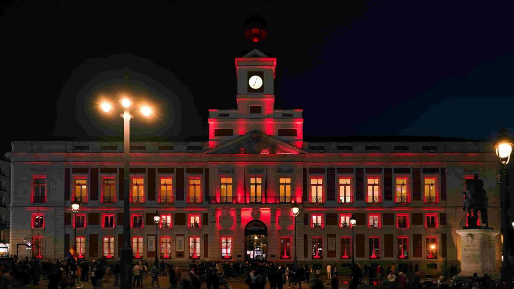 La Real Casa de Correos iluminada con los colores nacionales por el X aniversario del rey