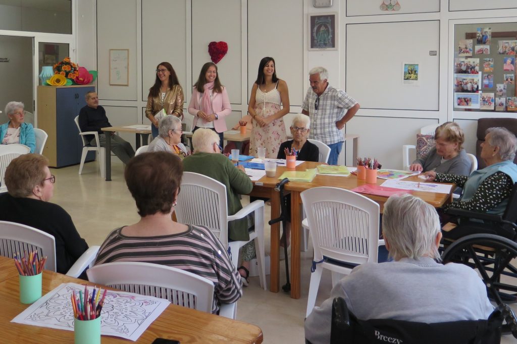 Las concejalas Sibisse Sosa y Carolina Bolaños, junto a participantes en el proyecto, durante una visita al Centro de Día (1)