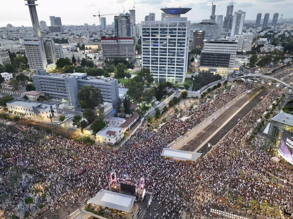 Miles de israelíes se echan a las calles contra Netanyahu y por la liberación de rehenes