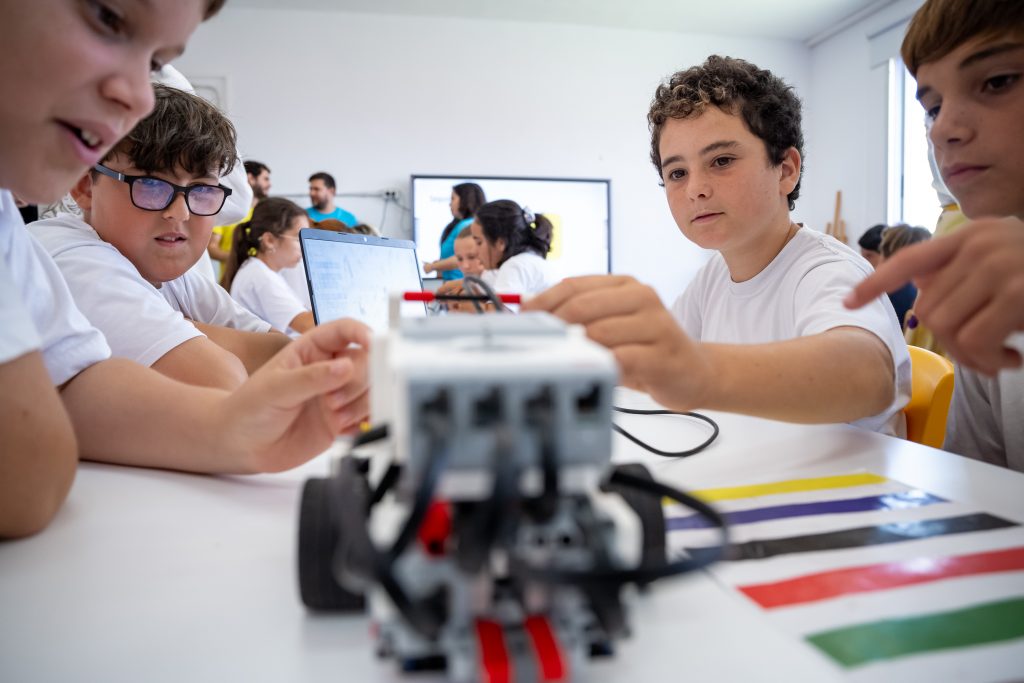 Niños de sexto de primaria del CEIP Guanarteme aprendiendo robótica