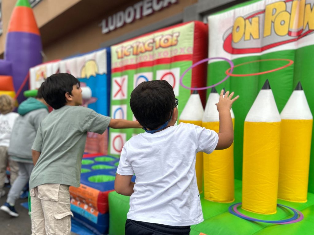 Niños y niñas de Santa Úrsula jugando