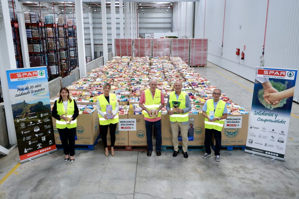 Representantes de SPAR Gran Canaria y Banco de Alimentos durante la entrega de la mercancía solidaria