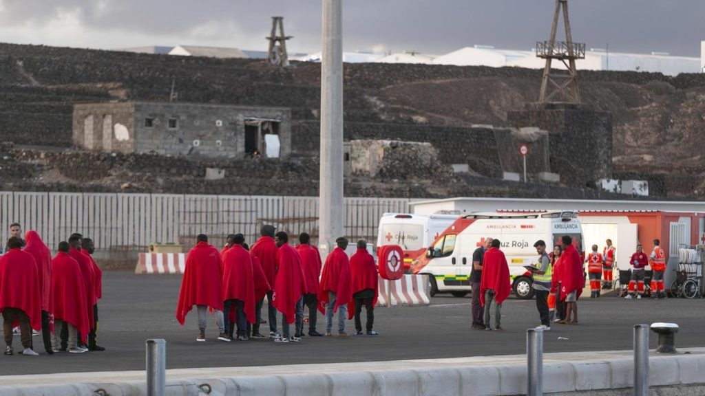 Tres ONG denuncian que en Canarias, Ceuta y Melilla se bordea la ley con los migrantes