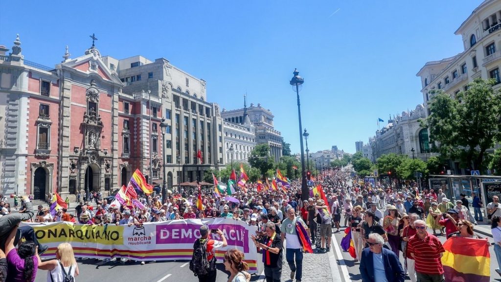 Varios miles de personas piden abolir la monarquía en una marcha en Madrid