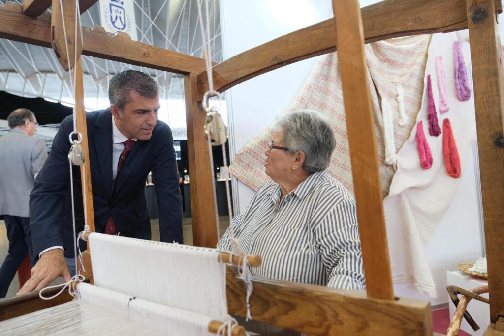 Visita del vicepresidente del Gobierno a la Feria de Aretsania