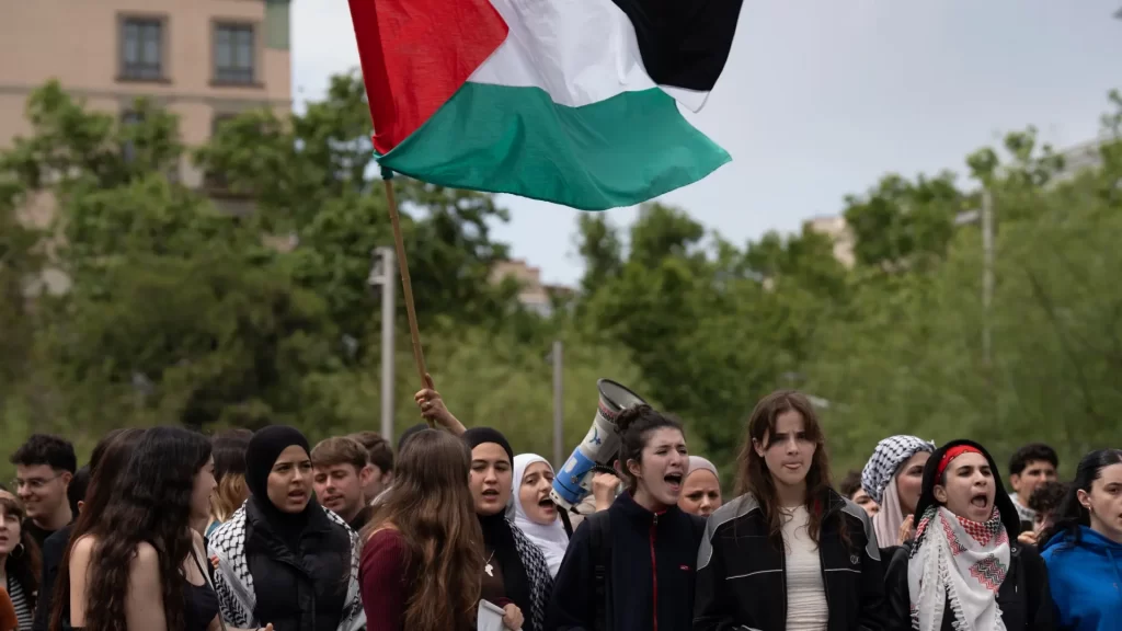 manifestacion-estudiantil-en-apoyo-a-palestina-en-barcelona