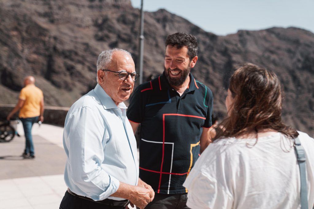 120724 El presidente del Cabildo, Casimiro Curbelo, junto al director general de la productora Portocabo, Alfonso Blanco