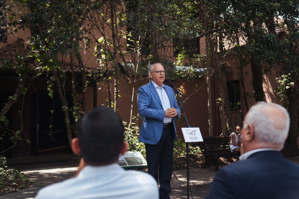 220724 Casimiro Curbelo, durante su intervención en la apertura de la nueva sala de exposiciones del Centro de Visitantes de Juego de Bolas