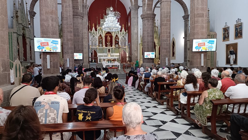 Aspecto del lleno que presentaba la Iglesia de la Candelaria en la Misa Inteernacional