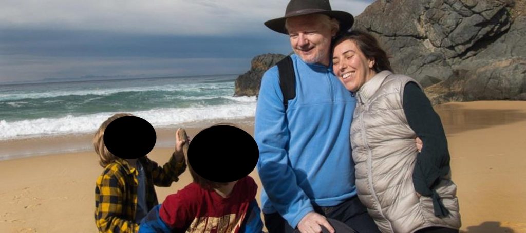 Assange se recupera tras su liberación con sus hijos y esposa en una playa de Australia