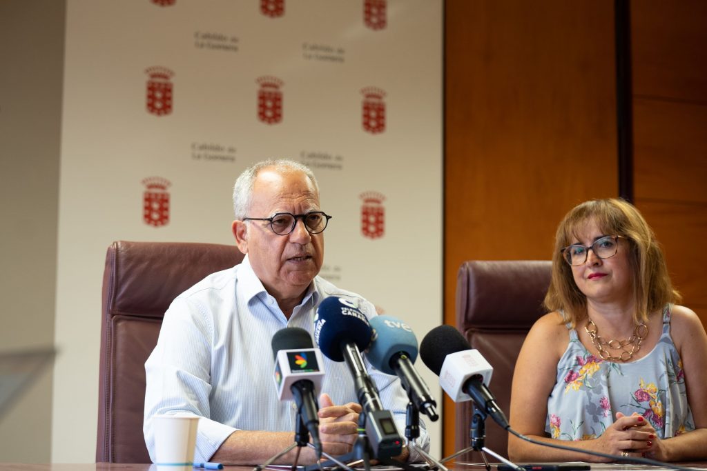 Casimiro Curbelo y Rosa Elena García en una rueda de prensa