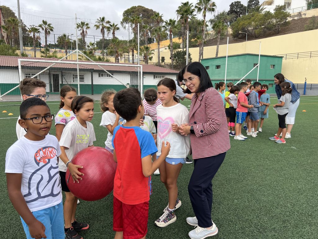 Darias junto a niños y niñas que disfrutan del verano en el campus del López Socas.