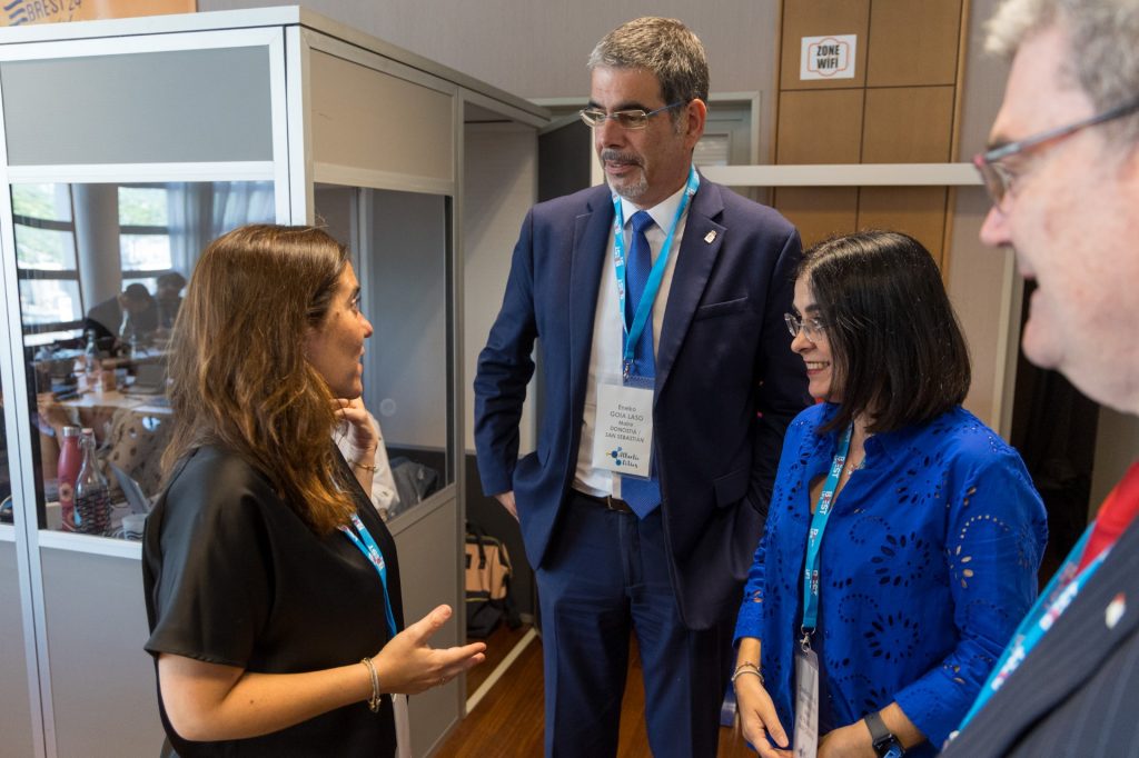 Darias junto al alcalde de Donostia, Eneko Goia, y la alcaldesa de A Coruña, Inés Rey.