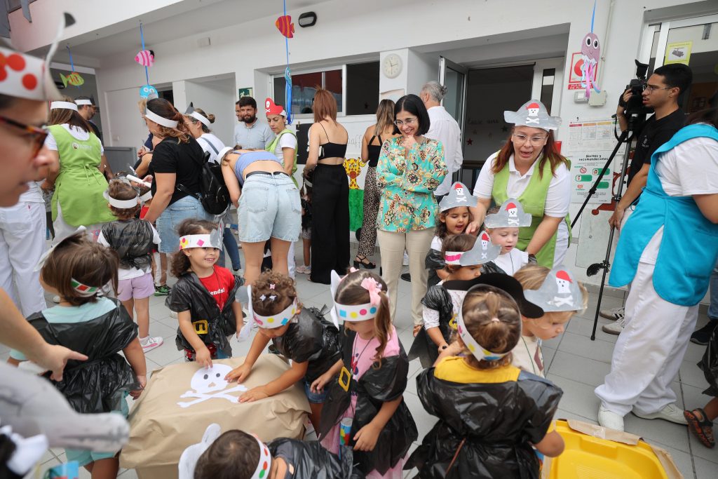 Darias visita junto a familias la escuela municipal Pluto, en Barrio Atlántico.