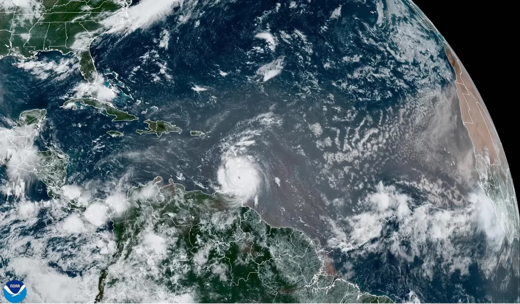 El huracán Beryl escala a la categoría 5 en el este del mar Caribe