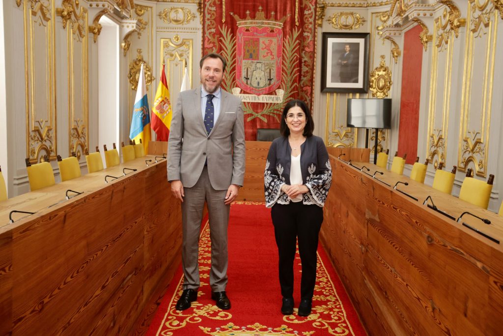 El ministro Óscar Puente junto a la alcaldesa de Las Palmas de Gran Canaria, Carolina Darias