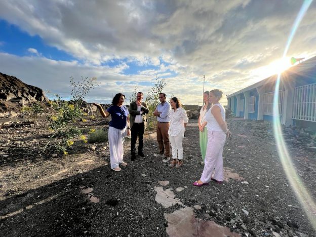 FOTO archivo de la visita de Poli Suárez al CEIP La Laguna afectado por el volcán (1)