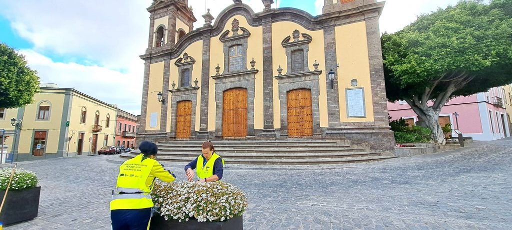 Integrantes del Programa de Empleo Social trabajando en el embellecimiento del entorno de las plazas del casco histórico de la ciudad