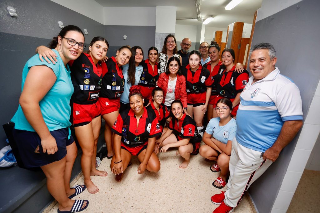 La alcaldesa Carolina Darias y la concejala Carla Campoamor, junto a componentes del club de lucha Santa Rita