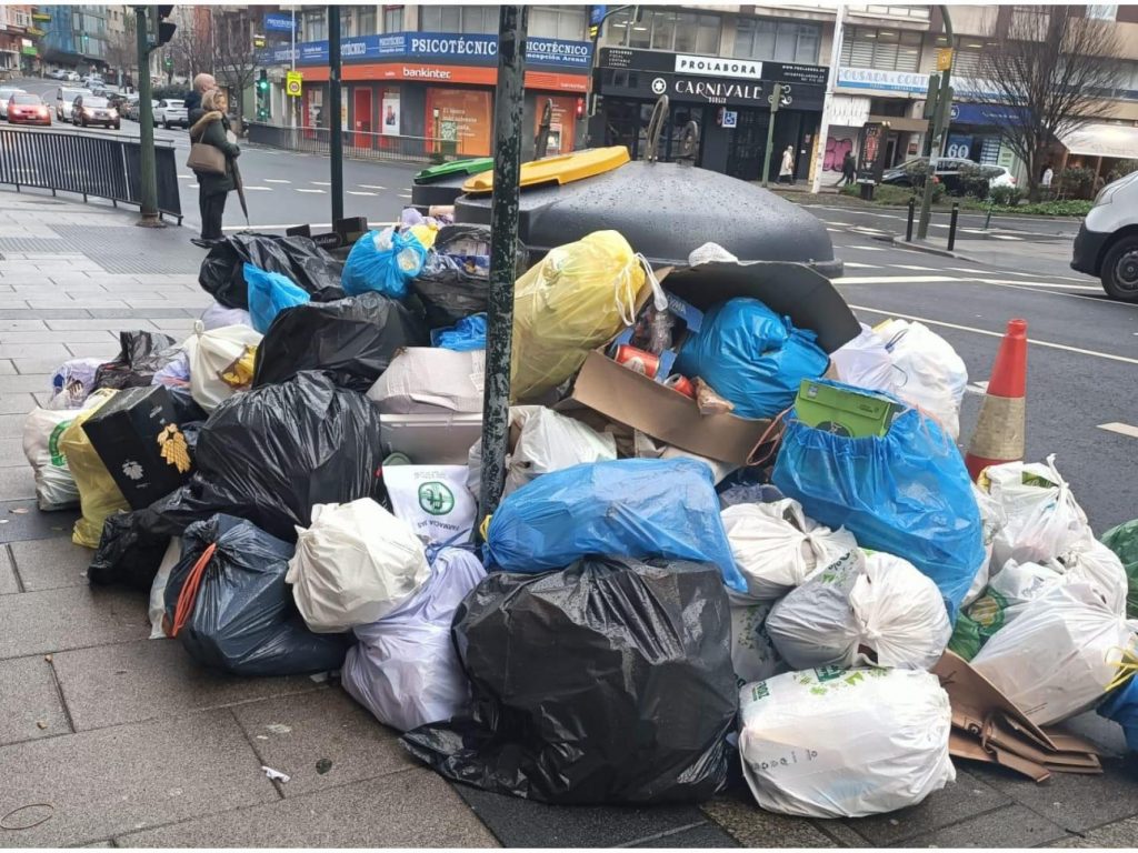 La basura se acumula en calles de A Coruña tras casi un mes desde el inicio de la huelga